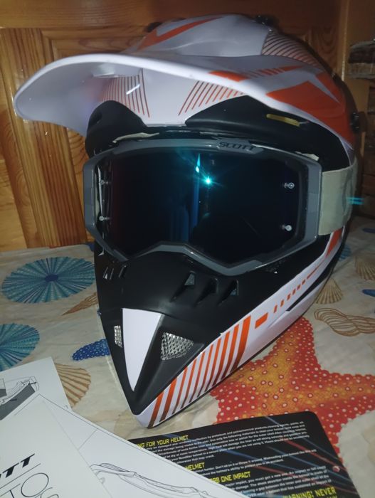 Каска за мотор чисто нова е не е носена и един път