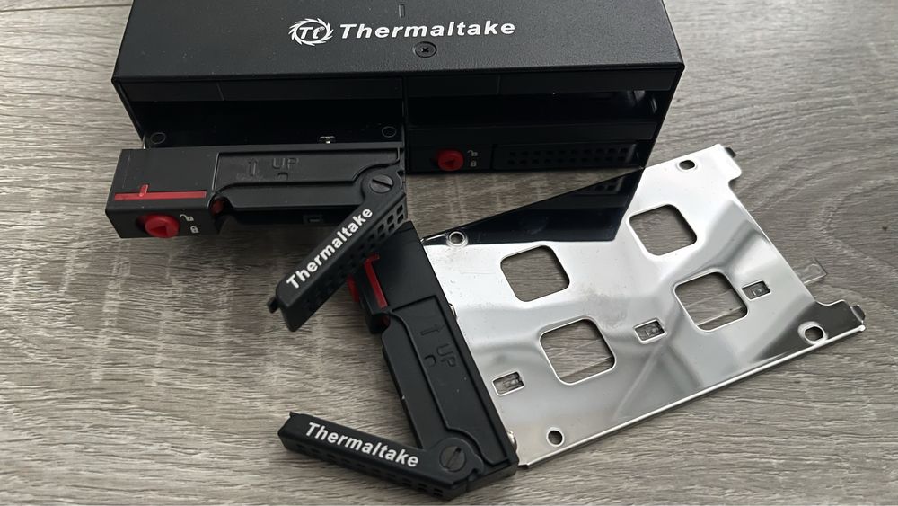 Rack HDD Thermaltake Max 2504 SATA, suporta 4 HDD/SSD de 2.5