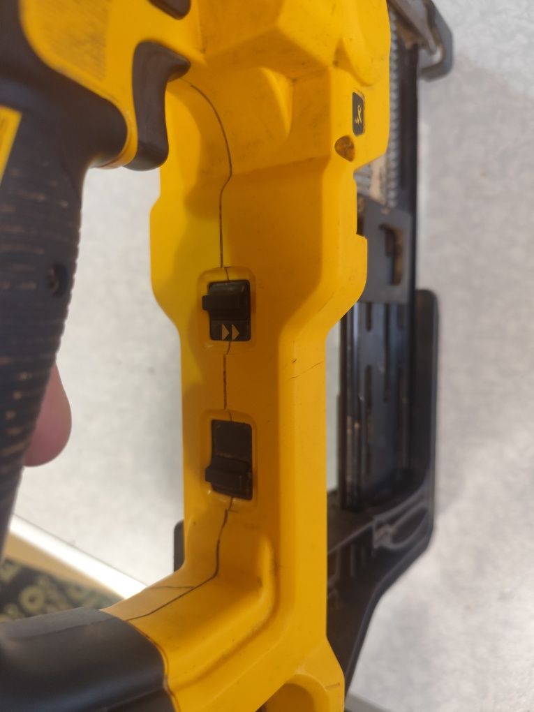 Акумулаторен безчетков такер за скоби Девалт Dewalt DCFS950