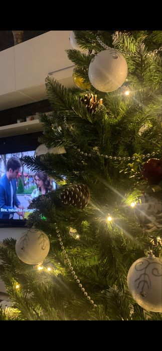 Brad artificial cu zapada si coni