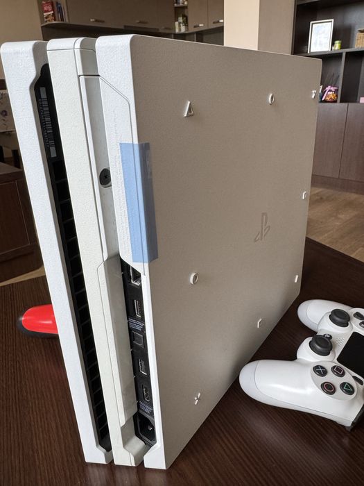 PS4 Pro 1TB – Бяла лимитирана версия + 2 джойстика + игри подарък!