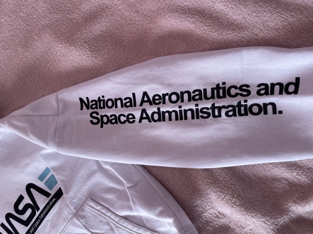 Бял суичър с надпис NASA