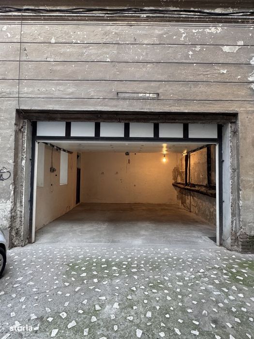 Garaj spatios ultracentral in Palatul Neumann cu CF propriu