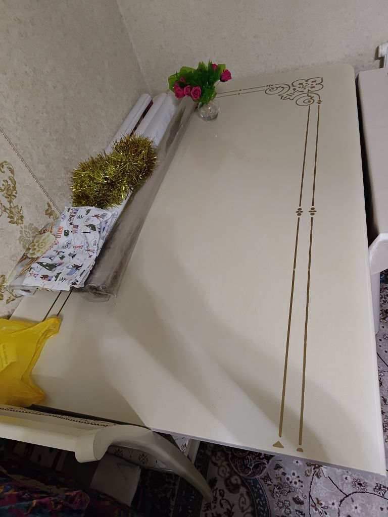 Продаются 2 стола по 2 метра каждый.
