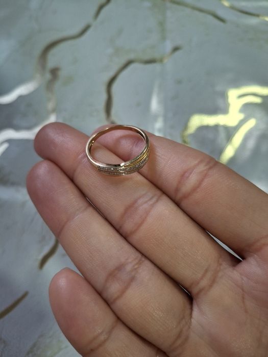 Продам золотое кольцо с бриллиантами