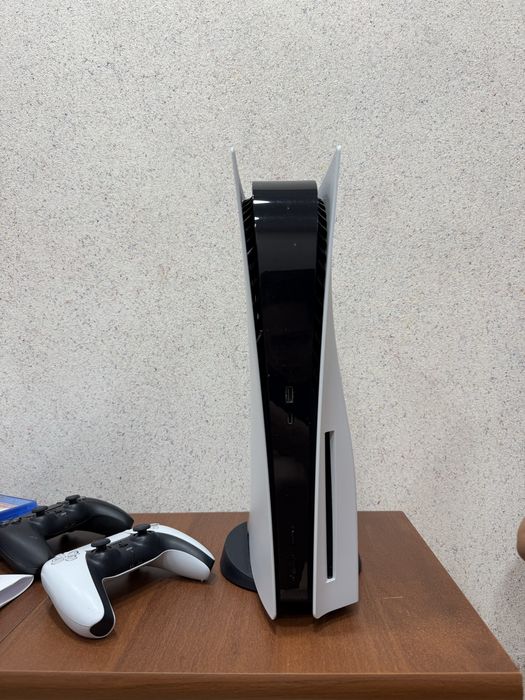 Продам Sony Play Station с 2 джойстиками, коробкой, 2 играми