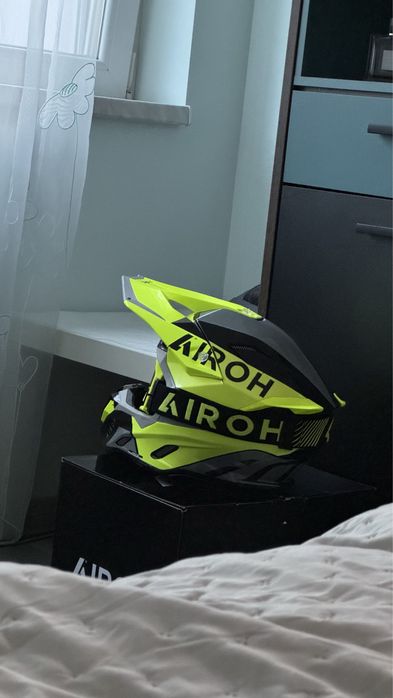 Каска TWIST 3 king yellow gloss AIRON