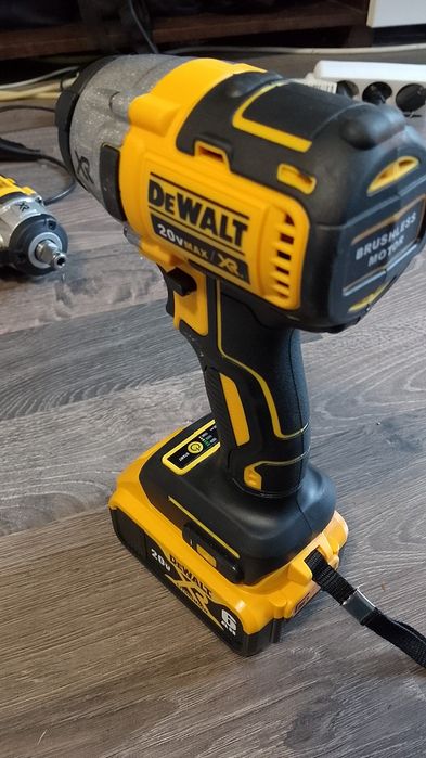 Înșurubat impact Dewalt DCF 887 cu baterie de 6A
