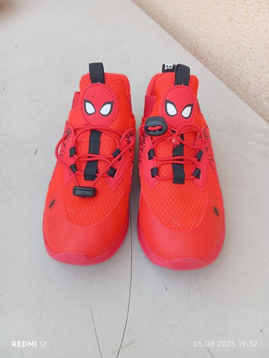 Vând adidași noi !