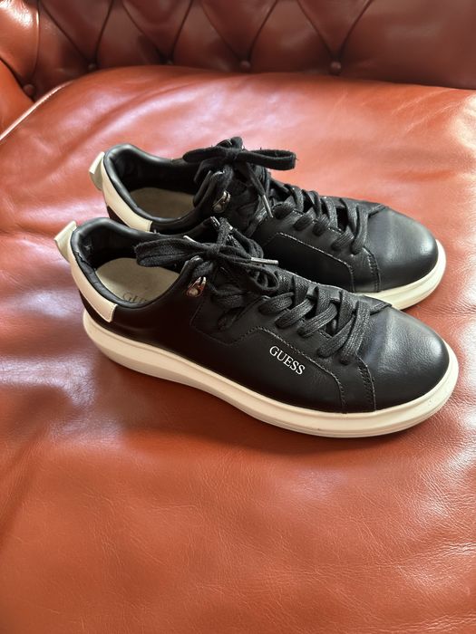 Adidasi Guess, piele naturala, marimea 42, purtati de cateva ori.