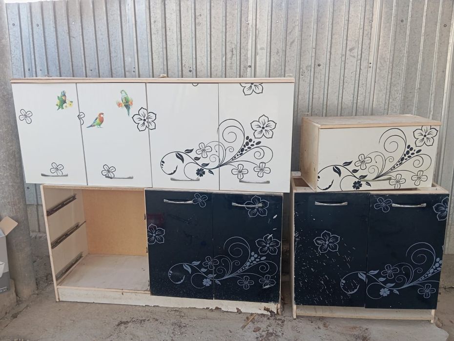 Кухонный гарнитур
Состояние хорошее, прочный, все дверцы работ