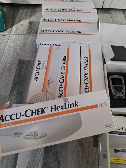 Vând pompa de insulină Accuchek Spirit combo