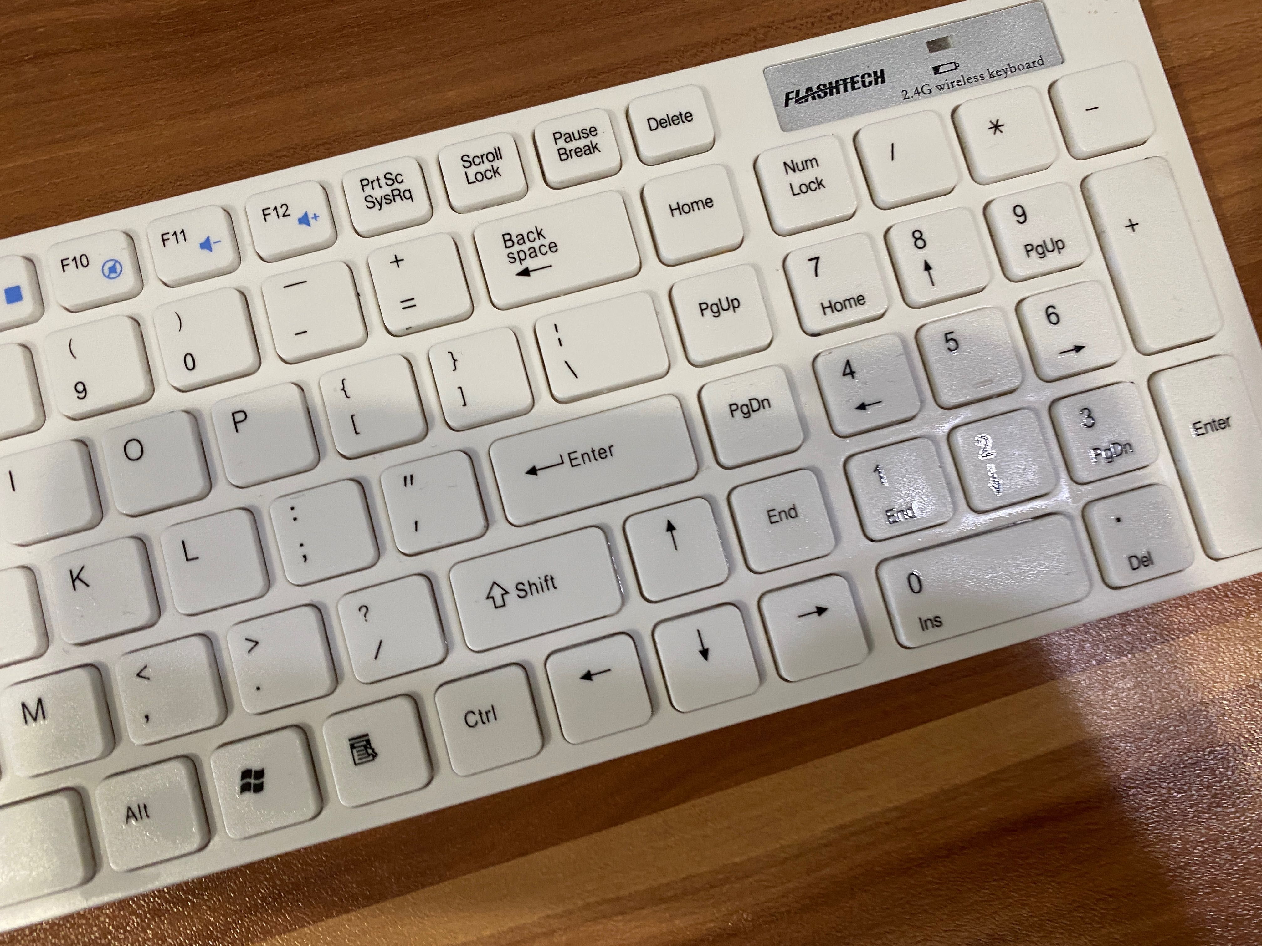 Бяла безжична клавиатура и мишка Flashtech