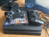 Vând PS4 cu jocuri și accesorii