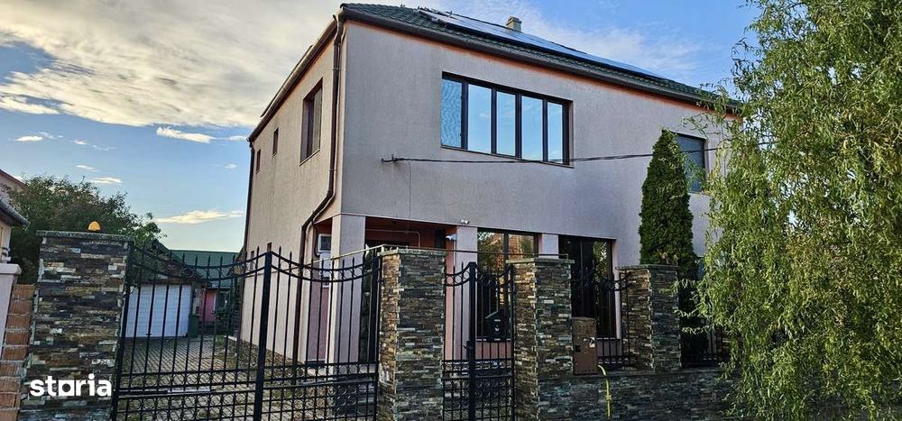 Casă modernă cu etaj, 5 camere, terasă, clădire anexă, livadă