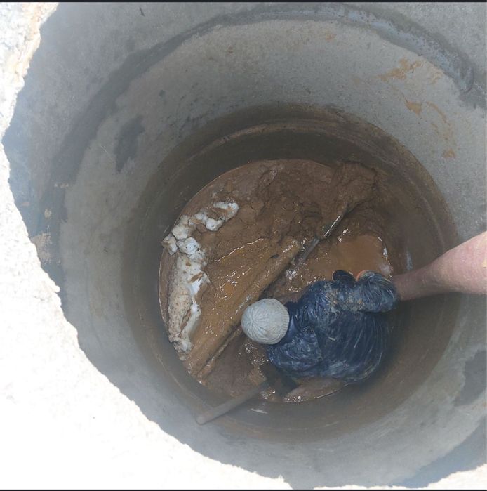 Очистка септика вручьную