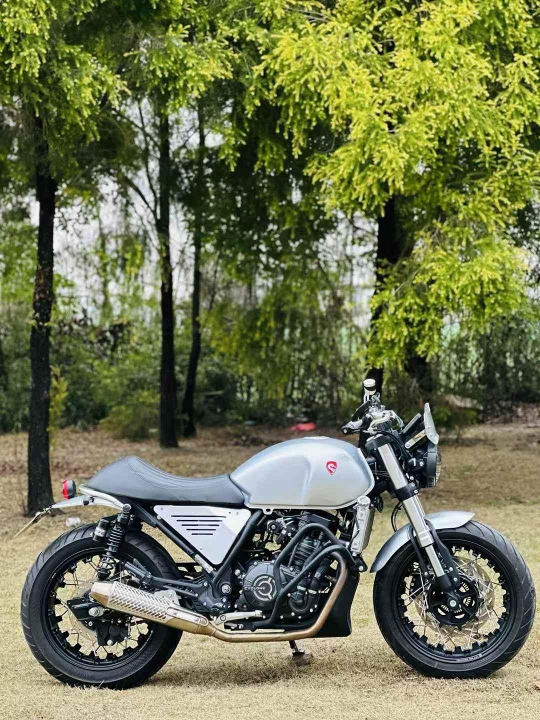 Cyclone RE3 (sr400) caferacer