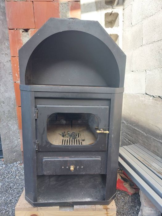 Камина на дърва.