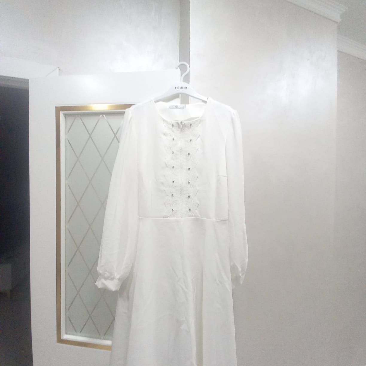 Шикарное  белое  платье