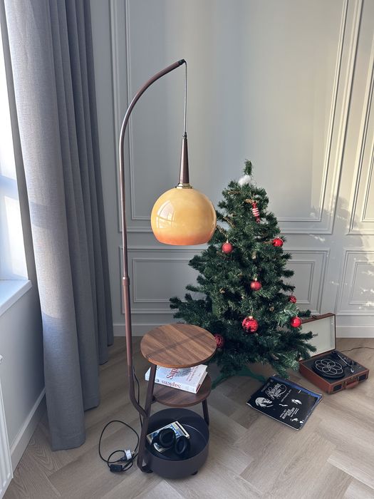 Высокая напольная лампа