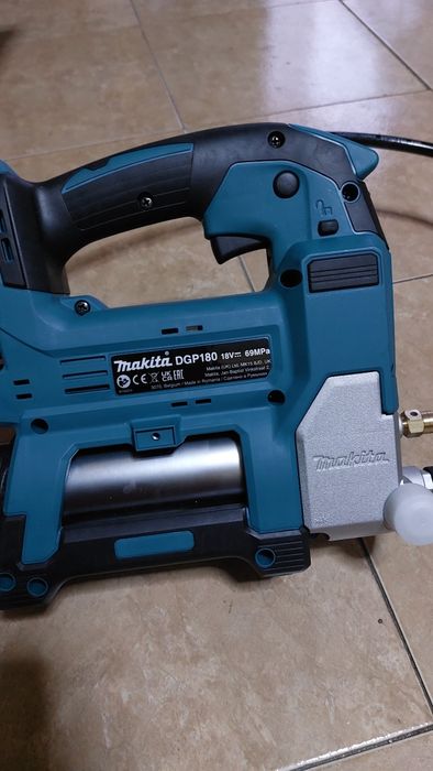 Masina de gresat pe acumulator Makita DGP180Z