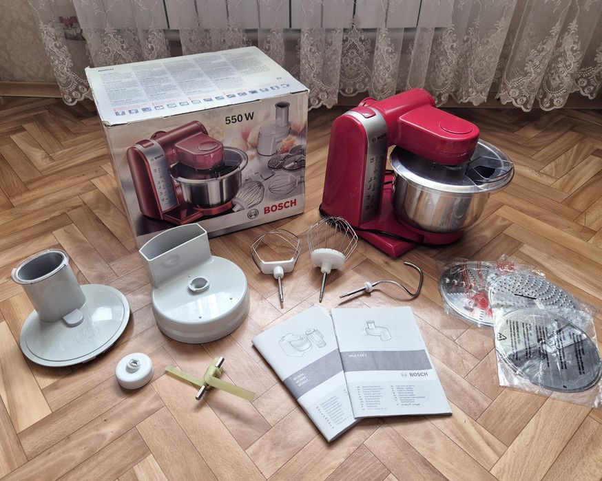 Кухонный комбайн Bosch MUM 46R1 красный
