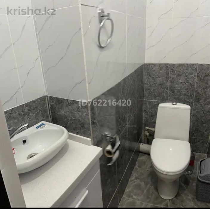 сдается двухкомнатная кв в мкр карлыгаш за 200тысяч тг