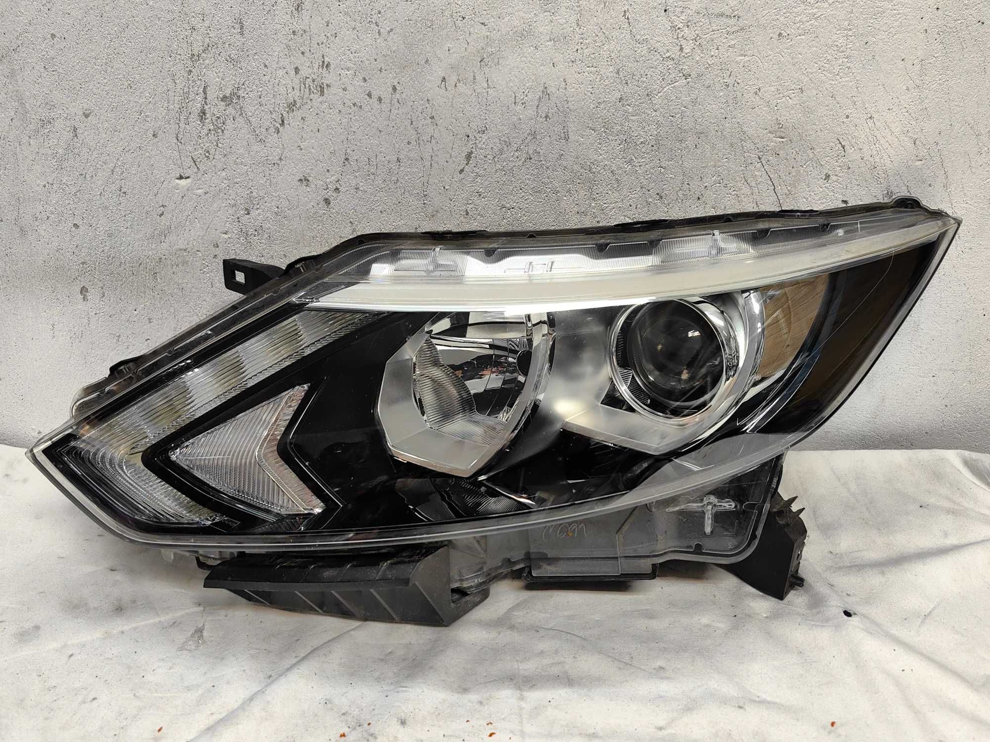 Оригинален   фар Нисан  Nissan Qashqai Led