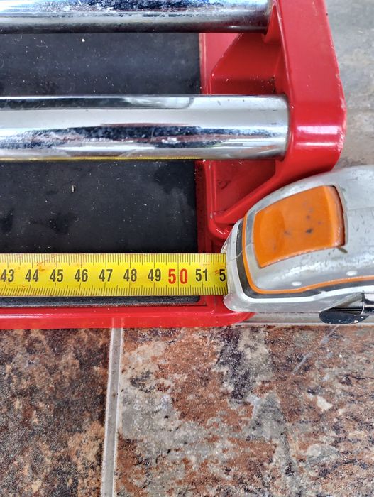 Vând două mașinii de tăiat gresie