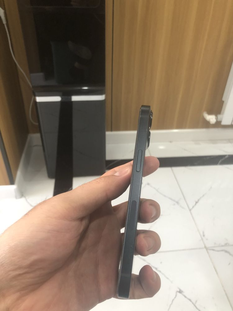 Apple. iPhone 13