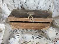 Cutie din lemn cu obiecte vechi