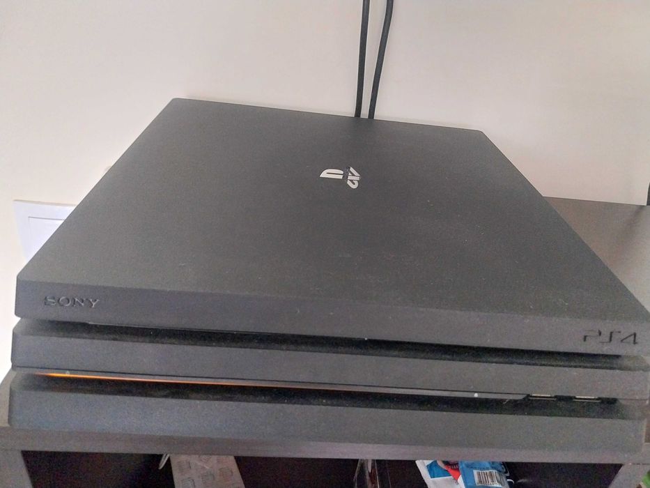 Плейстейшън 4 в добро състояние