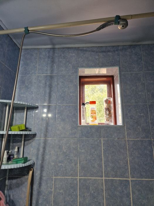 Baie : cada, chiuveta, WC, radiator etc