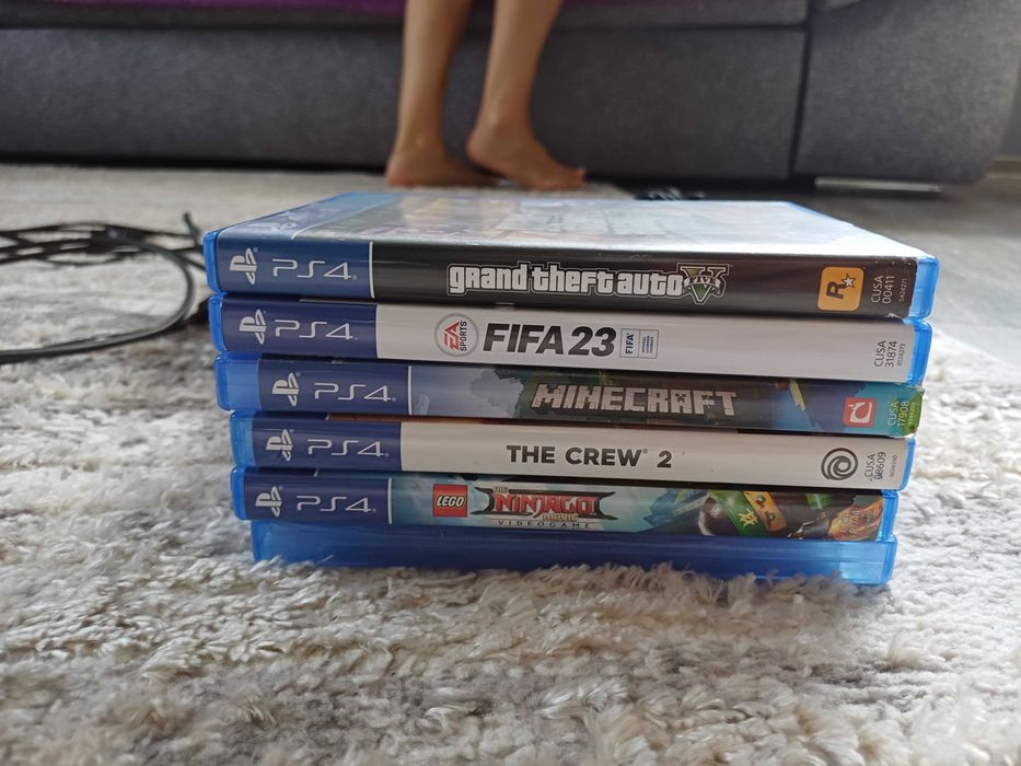 Ps4 slim 500gb+1controller,cablu de reincarcare si 6 jocuri.