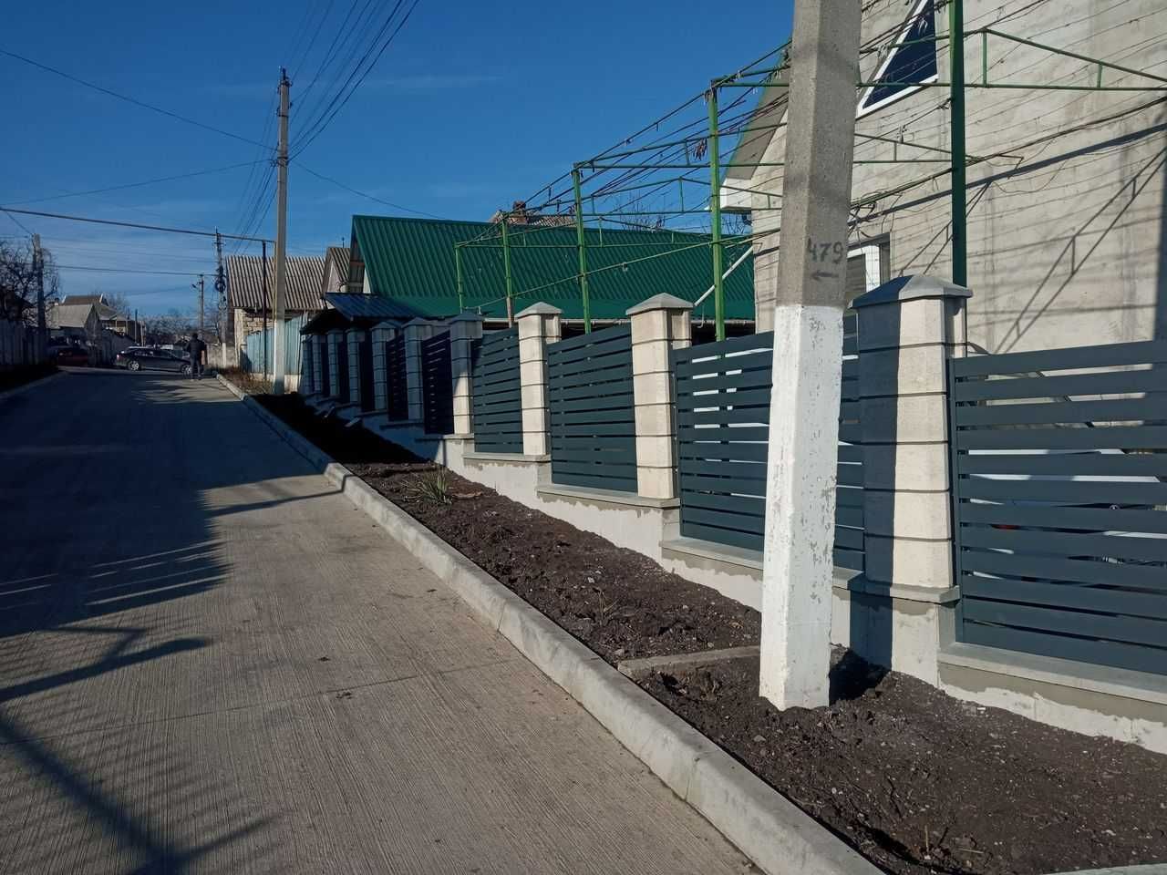 Garduri din panouri stil jaluzele, sipca metalica, tabla, plasa si BCA