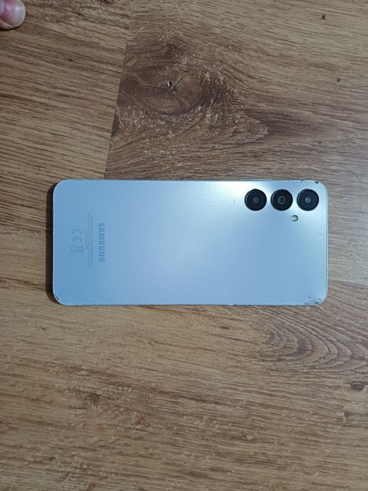 Samsung a05s cu displayul spart. Placa ok
Vibreaza. Se vad niste dungi