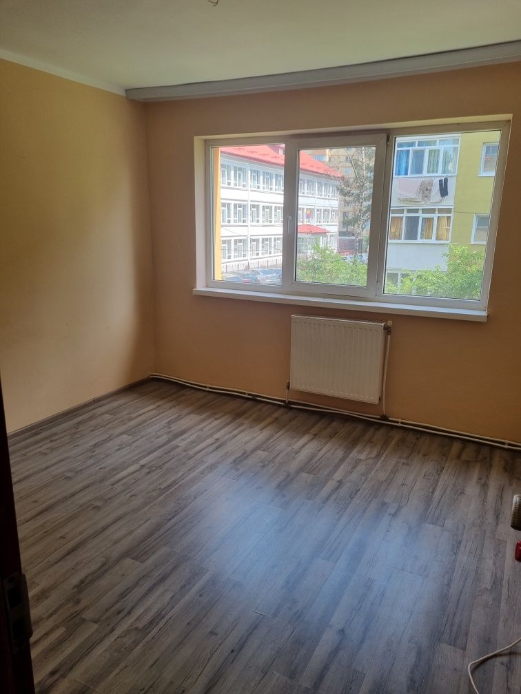 Vând apartament 2 camere G.Enescu Suceava