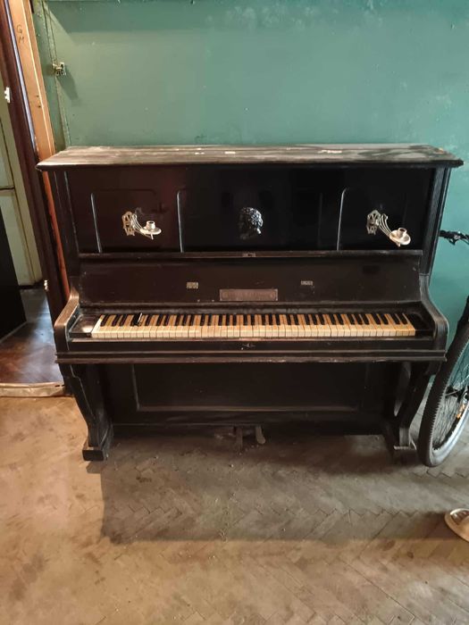 Vând pianina anul 1800
