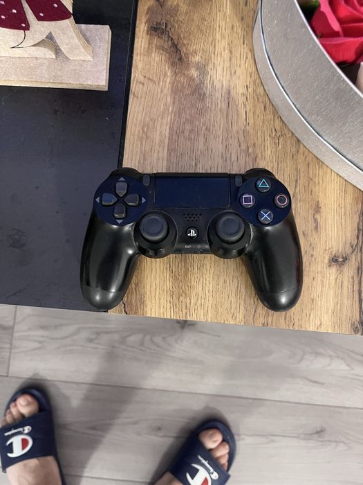 Ps4 Pro 1TB, 2 controllere, 3 jocuri fizice