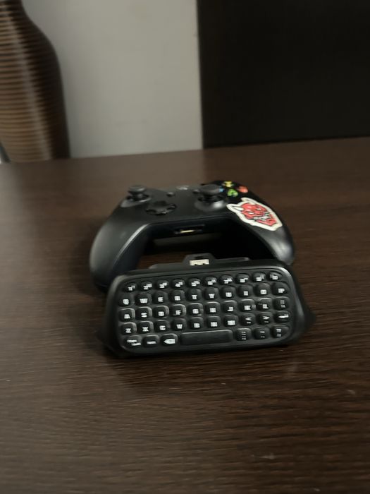 vand xbox one+18 jocuri+incarcator micro usb+suport de jocuri