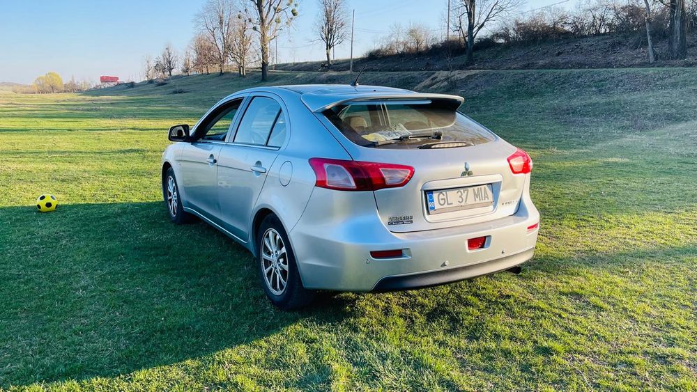 Vând Mitsubishi lancer