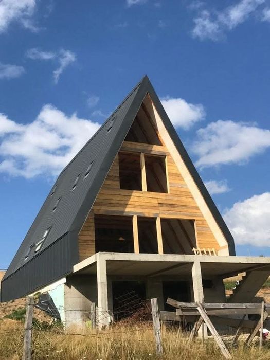 Executam case si cabane tip A-frame