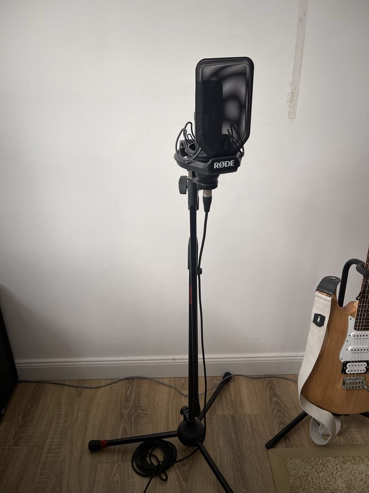 Inchiriez Microfon Studio Rode NT-1 + Focusrite Scarlett Solo