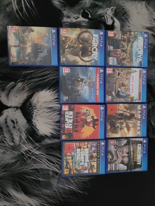 Vând ps4 slim 2 manete,stație de încarcare,9 jocuri