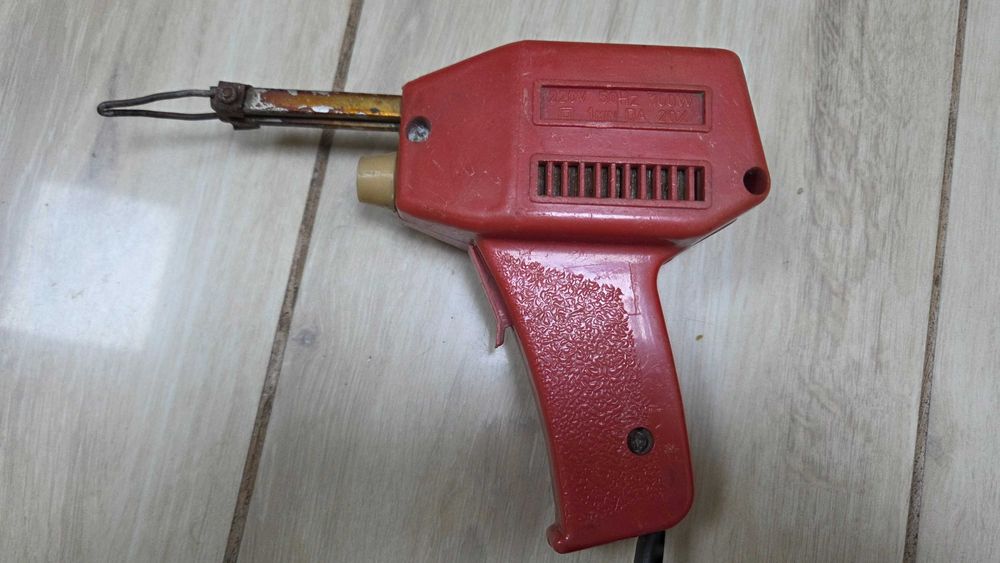 Pistol de lipit romanesc