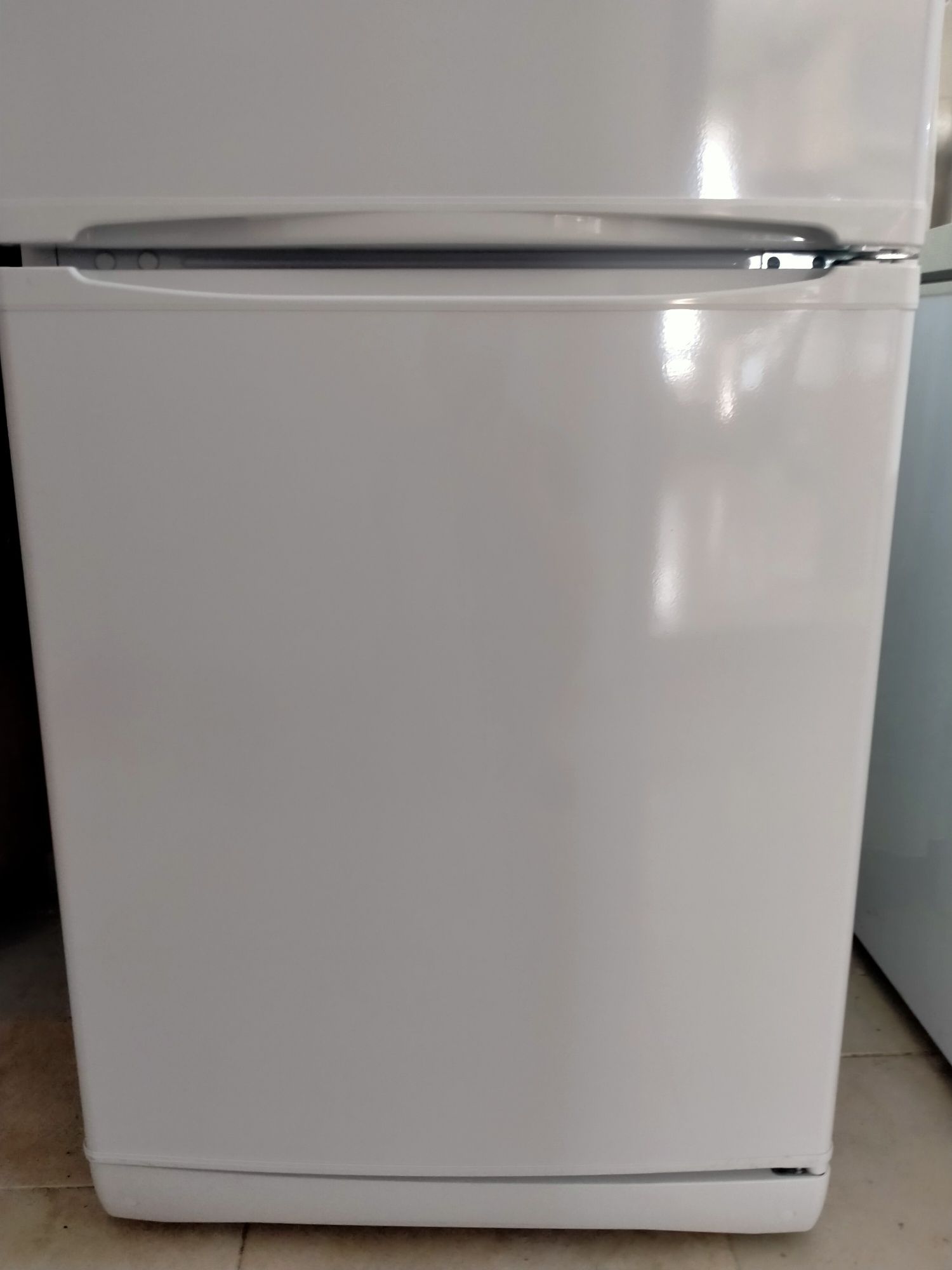 Продам холодильник Индезит новый покупал для себя не понадобился