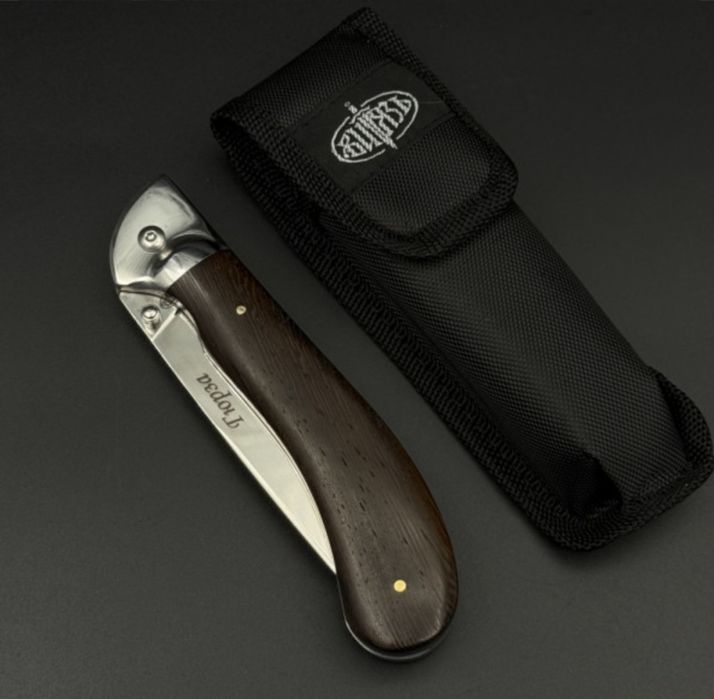 Ловен нож с дървена дръжка.