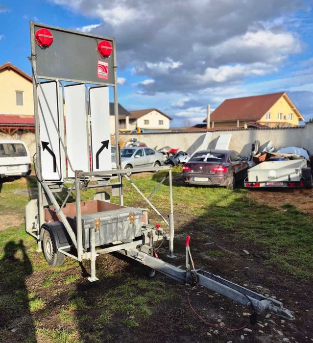 Remorca cu panou de semnalizare si dirijare trafic