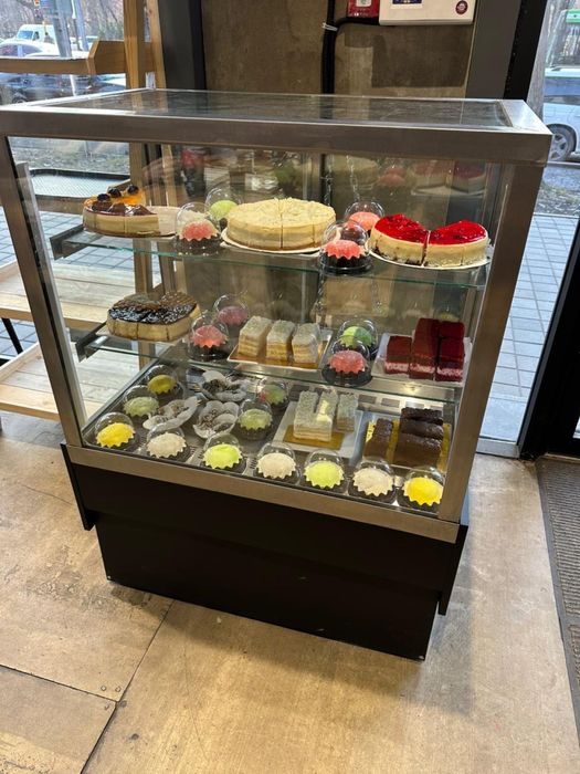 Кондитерская витрина, витринный холодильник, витрина для кофейни