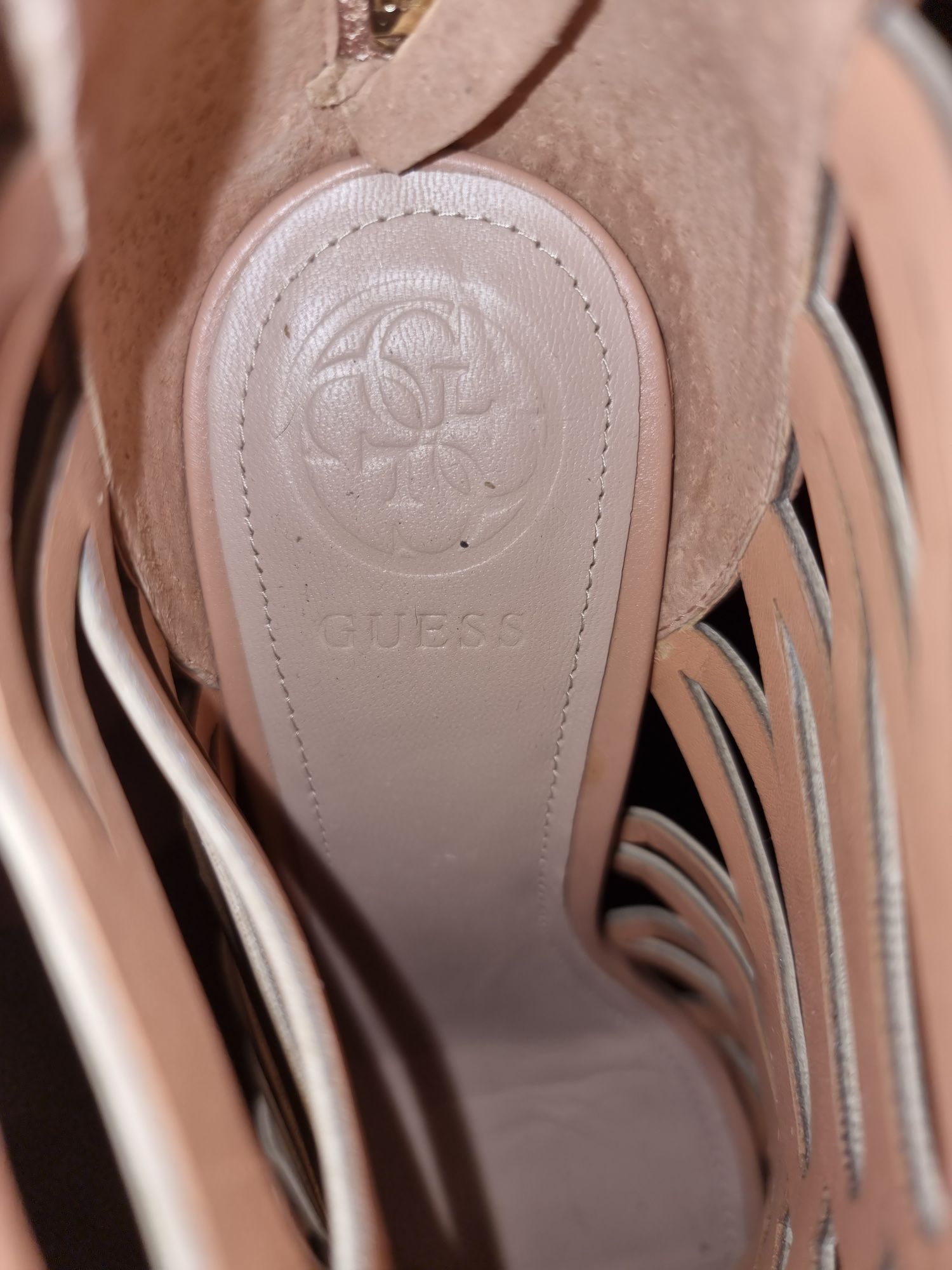 Страхотни сандали на guess